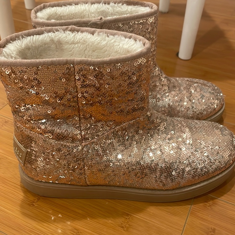 GUESS boots